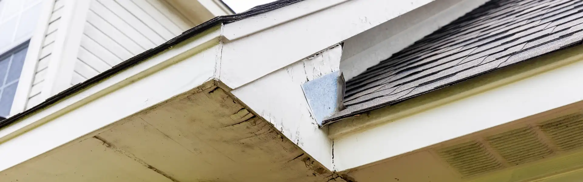 Damaged soffit and roof fascia gap on a brick home in Ohio. Call or contact Animal Remover for help sealing gaps and cracks to prevent unwanted animal and wildlife intrusion.